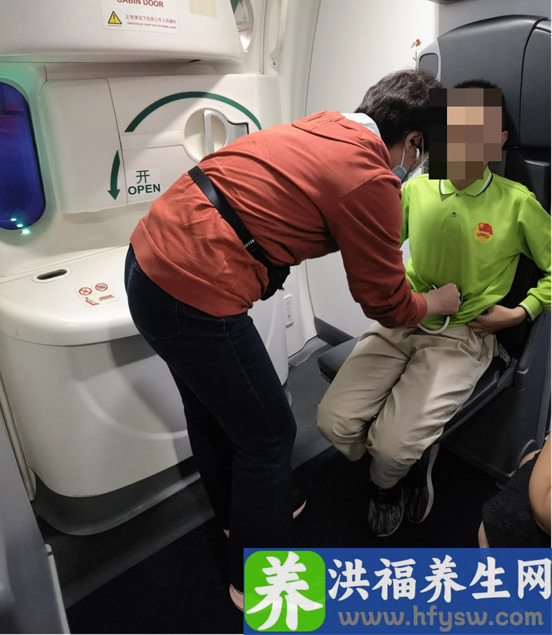 航班上小学生突发胃痛，同机援疆医疗队及时救治
