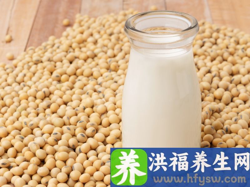 牛奶喝不惯，用豆浆代替，营养差多少？有3类人群，喝豆浆更合适