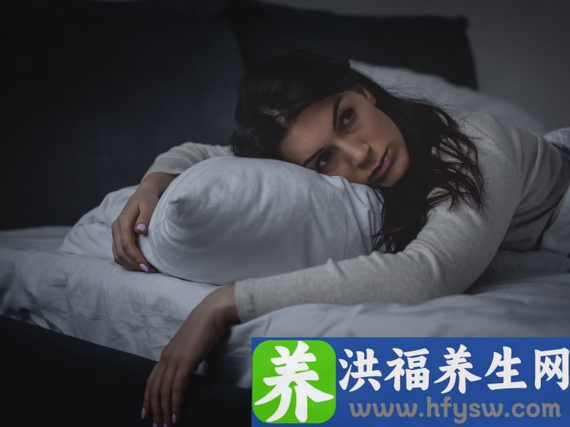侧躺睡觉和平躺睡觉，哪种姿势会让心脏更健康？多数老人都睡错了