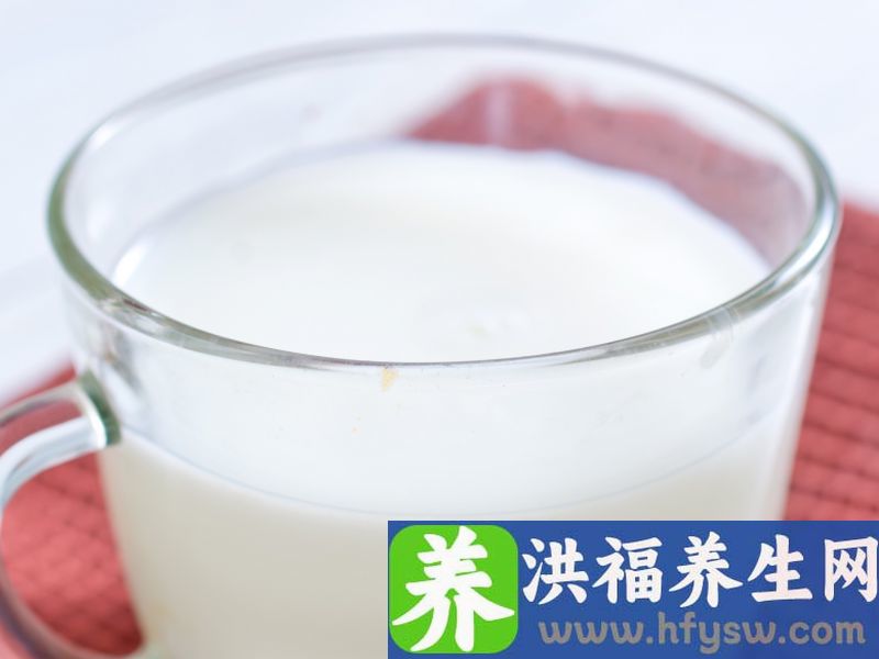 喝牛奶和不喝牛奶有什么差别？坚持喝，身体上这3个好处慢慢显现