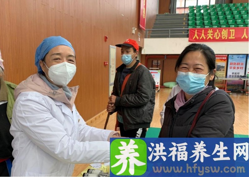 跨越十年的道谢，医生和患者义诊现场感动重逢