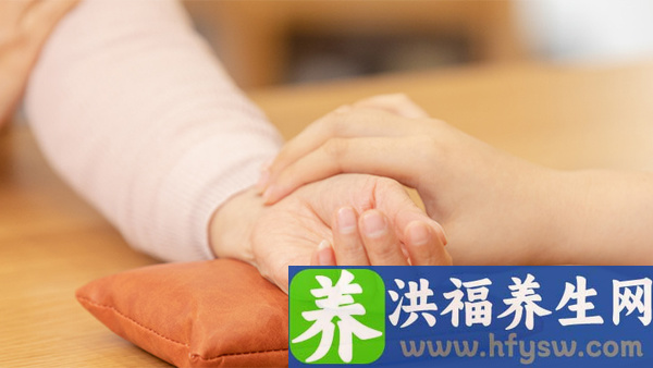 老年手颤抖是什么原因引起的