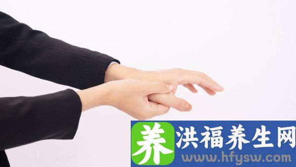 手指打到桌子上肿了怎么办