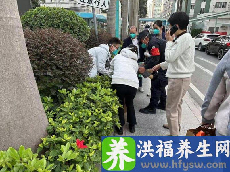 老人路旁晕倒，正好碰到了这位医学生