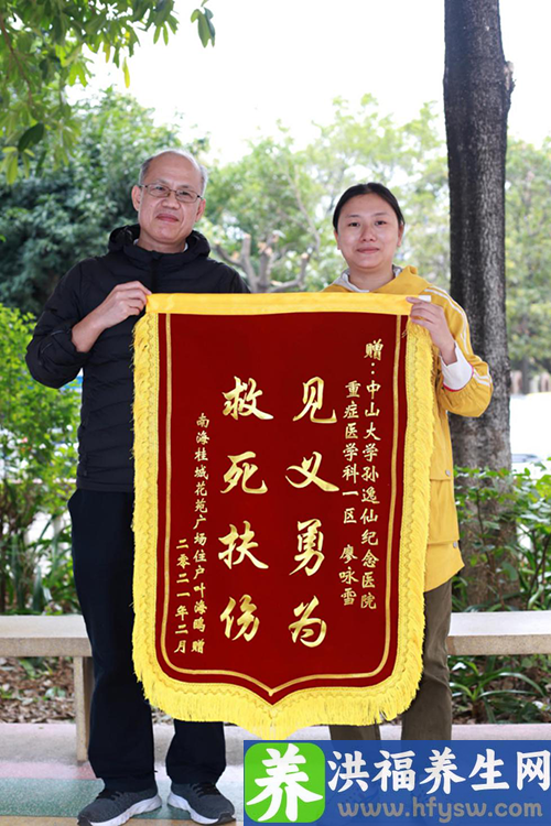 跪地施救！五旬大叔突然倒地呼吸停止，路过ICU护士挺身而出