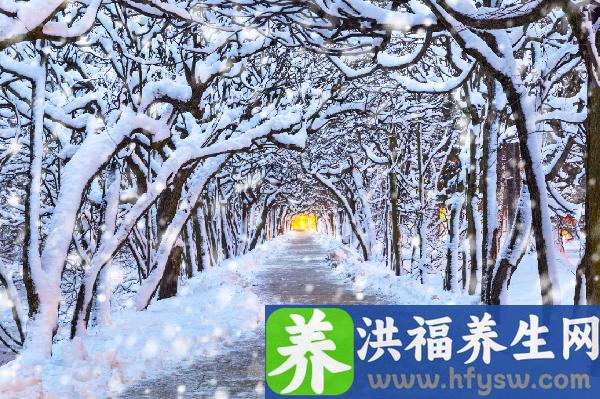 冬天唇裂是什么原因造成的