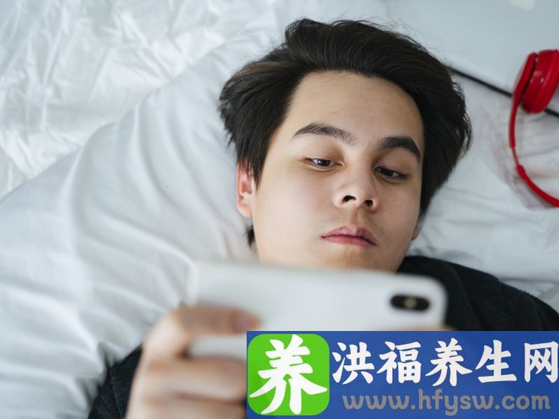 爱玩手机的人，平日里若是多吃这3种食物，或能缓解眼睛视力受损