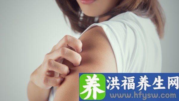 囊丸上，查为生殖器疱疹