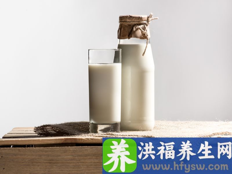 晚上喝牛奶等于“服毒”？什么时间喝牛奶最好？4个误区别再犯