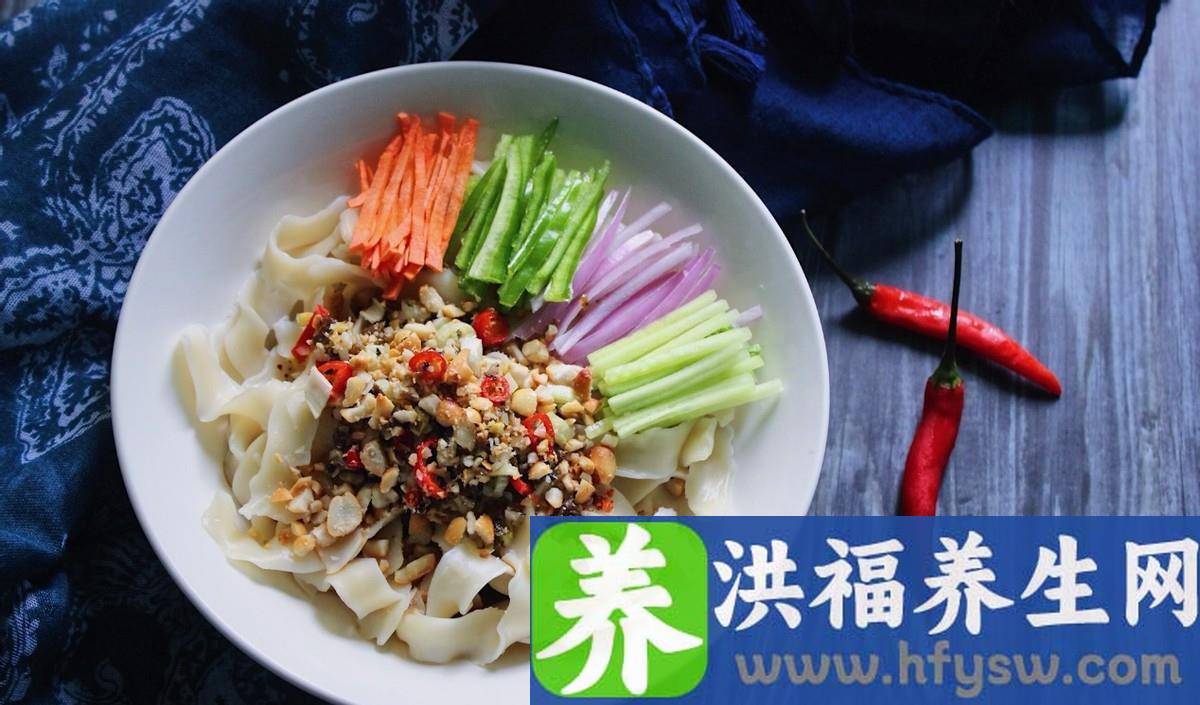 炎热的夏季适合吃拌面，搭配各种蔬菜，营养又美味