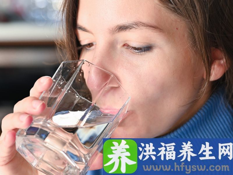 为什么总说多喝热水？热水虽无丰富营养，但常喝这3个好处跑不了