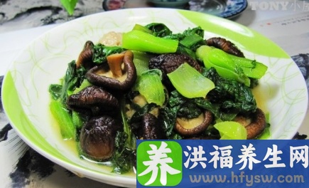 多吃些青菜炒香菇准没错 它宽肠通便的效果不比香蕉差