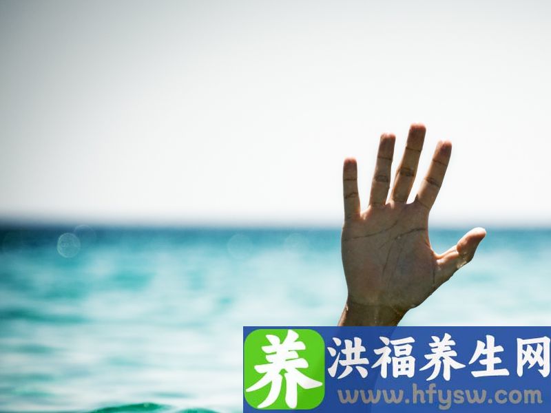 出现这些情况可能孩子溺水了，应马上开始救援