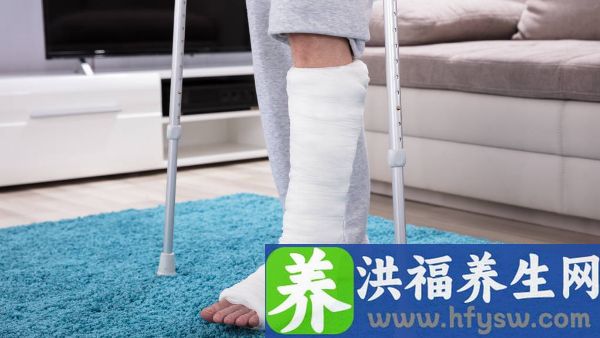 每天早上起来走路脚底板疼是什么原因