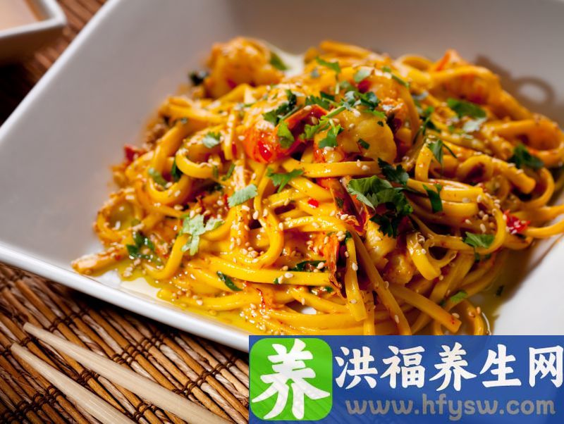 米饭跟面条谁的热量高，容易增肥？减肥的人，别吃错