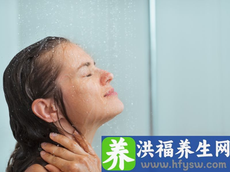 为什么女性洗澡时也会站着尿尿？除了爽，还有这2点原因